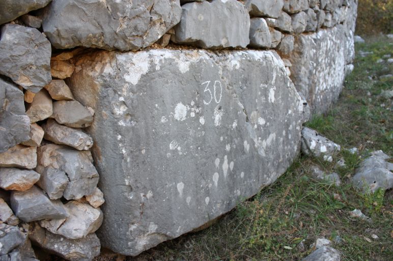Nekropola sa stećcima i pravoslavna crkva Sv kneza Lazara (grobna crkva kneza Vlađa Bijelića) u Vlahovićima, historijsko područje